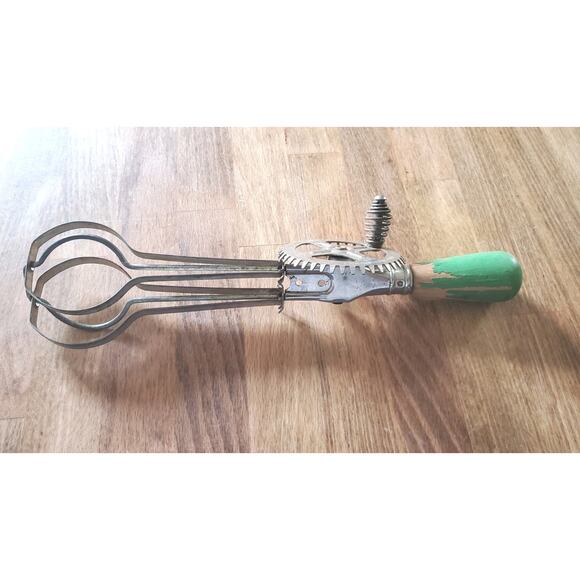 Vintage Hand Mixer Egg Beater Hand Crank Design Green Wooden Handle - Picture 1 of 2